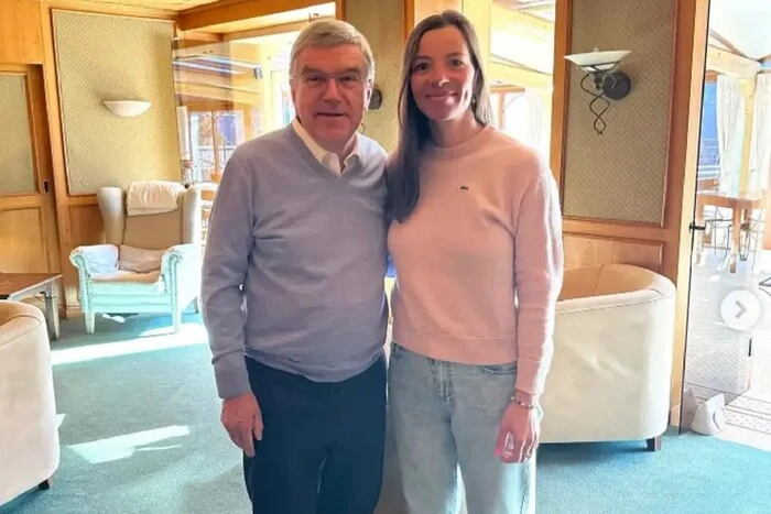 Das IOC erklärte, warum der Präsident der Organisation Bach ein Foto mit dem Fahnenführer der russischen Armee gemacht hat