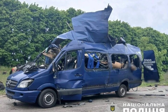 З'явились жахливі кадри з Сумщини: ворог обстріляв рейсовий автобус, є жертви