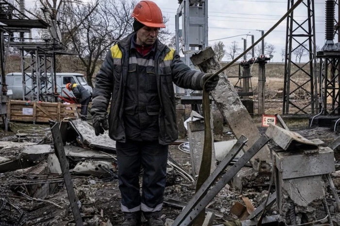 Photo of a destroyed house after shelling