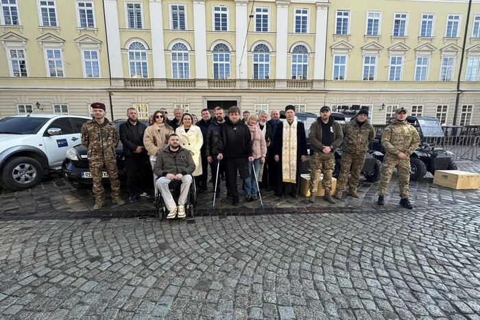 Фото ветерана Віталія Біляка з представниками БФ «Українська сила»