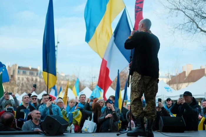 Rosjanie we Francji organizują protesty przeciwko TCK i Zełenskiemu