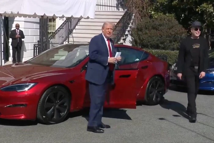 Trump showcases the new Tesla in the yard of the White House