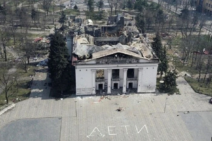 Авіаудар по Маріупольському драмтеатру: треті роковини 