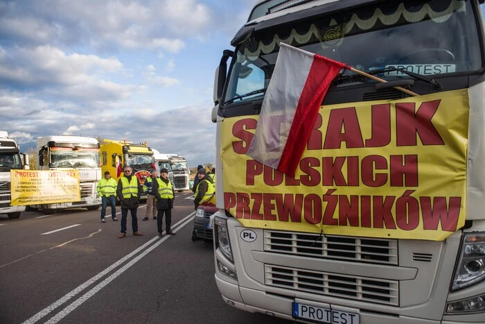 Польские перевозчики протестуют у границы