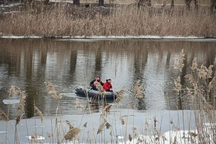 Тело мальчика под льдом