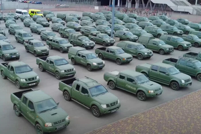 Ukrainian singer with cars for the Armed Forces