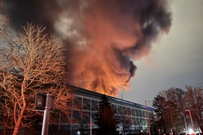 Einer der verkehrsreichsten Flughäfen der Welt wurde aufgrund eines großflächigen Brandes in einem Umspannwerk geschlossen