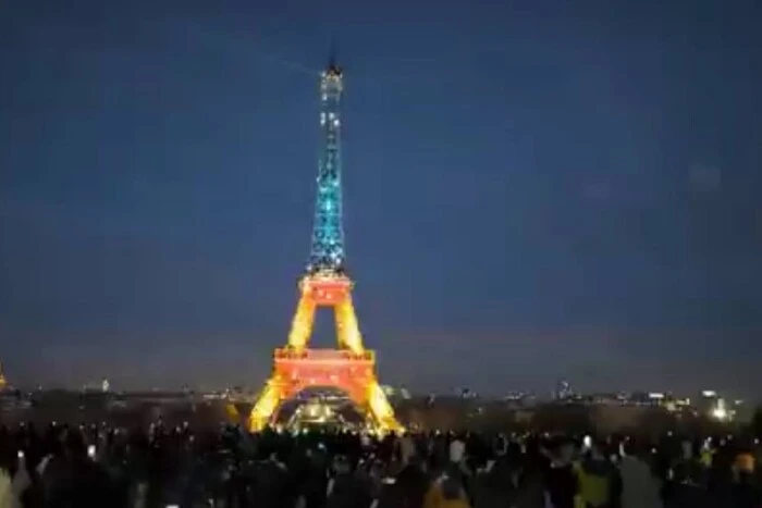 Der Eiffelturm wurde in den Farben der ukrainischen Flagge beleuchtet (Video)