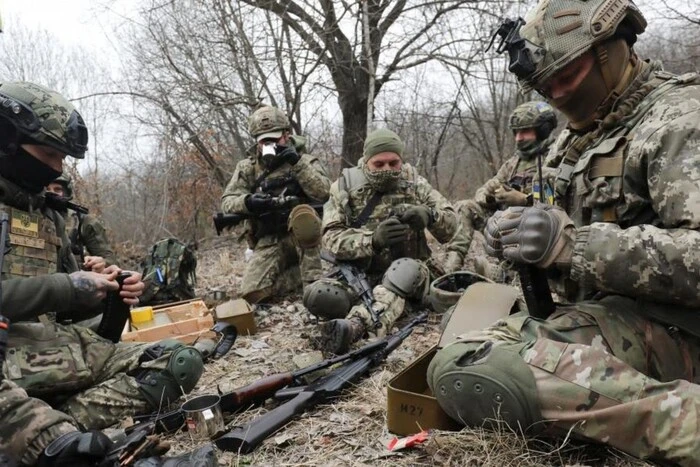 Soldiers discuss ceasefire in the photo