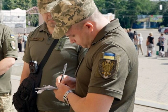 Attack on police officer and military service employee in Sumy region