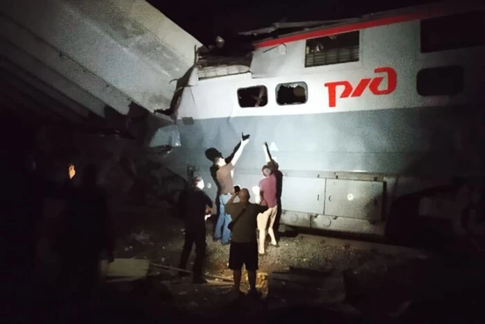 A bridge collapsed in the Bryansk region during the passage of a passenger train, resulting in casualties and injuries