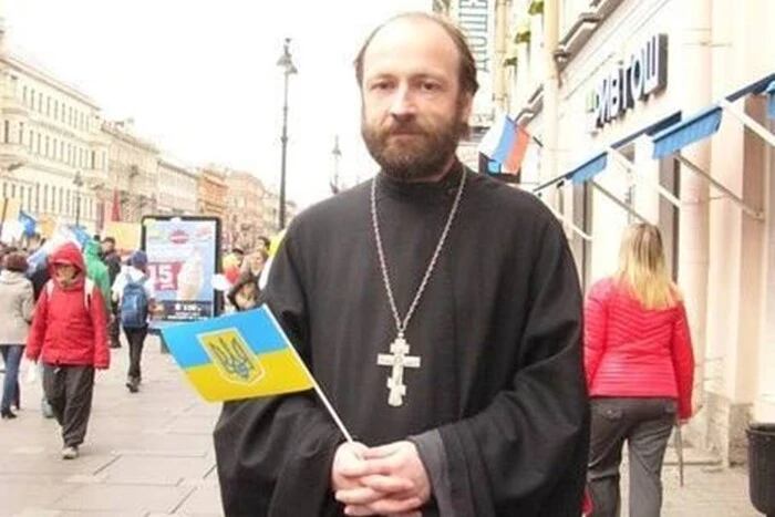 In Sankt Petersburg wurde ein Priester wegen eines Fotos mit der Flagge der Ukraine verhaftet