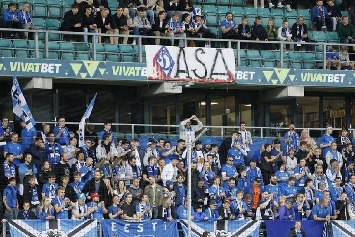 W Estonii fani powiesili baner z plamami krwi i nazwiskiem izraelskiego zawodnika, który grał w Rosji