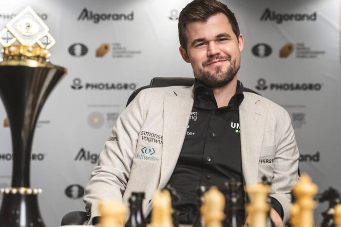 Die umstrittene Jeans des Schachspielers Carlsen wurde versteigert