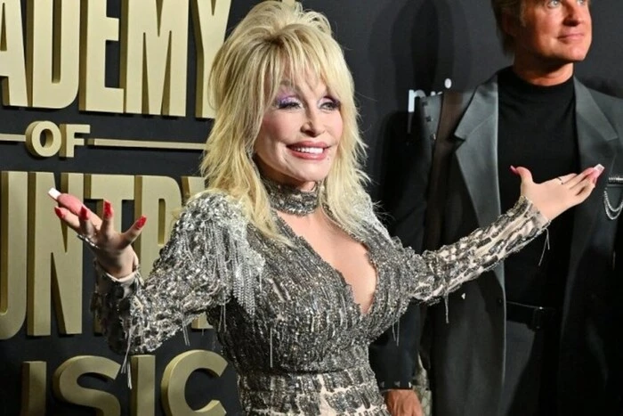 Dolly Parton supports Ukraine at the concert