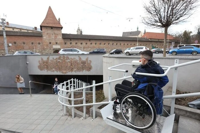 In Lviv wurde zum ersten Mal ein elektrischer Aufzug in einem U-Bahnübergang installiert