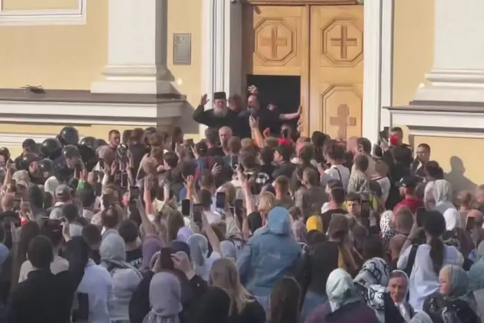 Die Türen des Tempels sind durchbrochen: Was geschieht in der St.-Geist-Kathedrale in Czernowitz (Video)