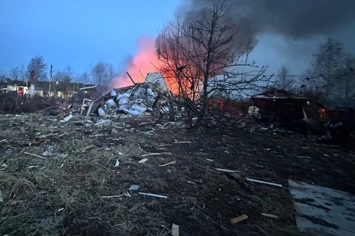 Die RF wurde von Dutzenden Drohnen angegriffen: viele Zerstörungen, die Eisenbahn beschädigt (Foto, Video)