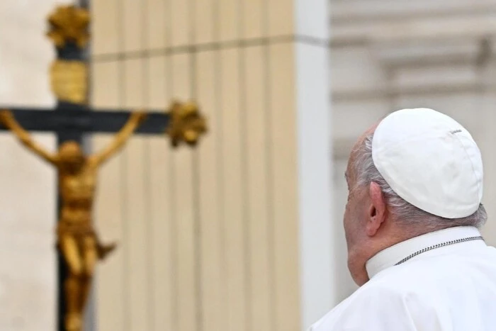 Der Vatikan hat ein Foto von Papst Franziskus im Krankenhaus veröffentlicht