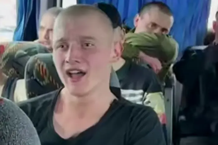 Der aus russischer Gefangenschaft befreite Kämpfer sang 