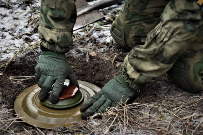 The Armed Forces of Ukraine destroy the occupiers' equipment with mines