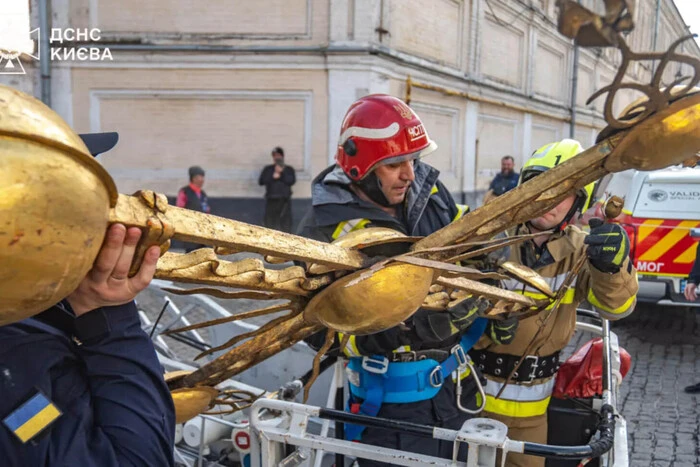 Dismantling of the cross from the temple