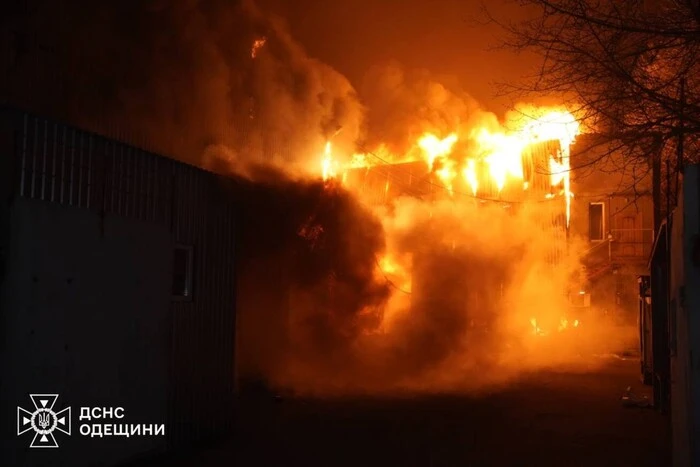 Gaszenie pożaru przez ponad 100 ludzi. Ratownicy pokazali skutki ataku na Odessę