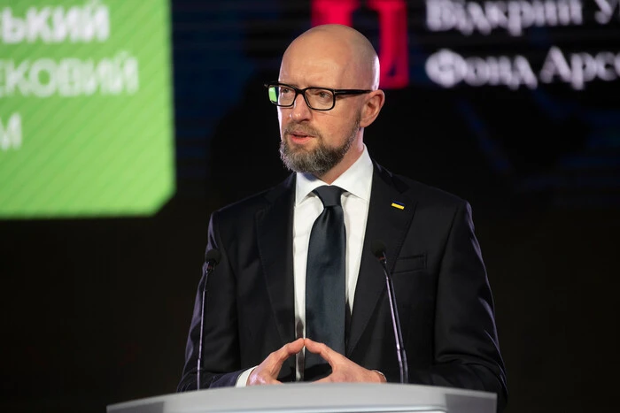 Ehemaliger Leiter der ukrainischen Regierung bewertet den Vertrag über die Rohstoffe mit den USA