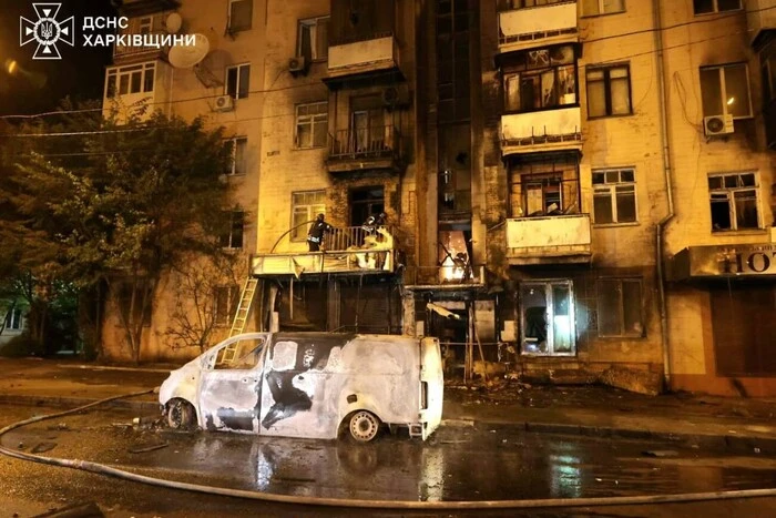 Zelensky talks to the victims in Kharkiv