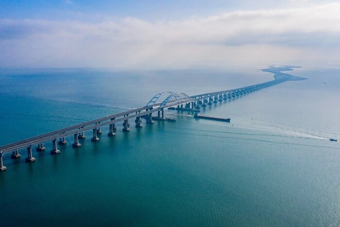 Traffic on the Crimean Bridge halted: UAV threat