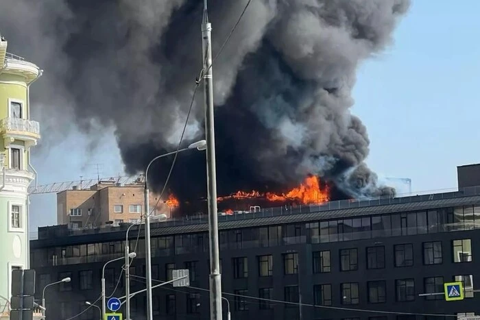 W centrum Moskwy wybuchł wielki pożar w elitarnym kompleksie mieszkalnym