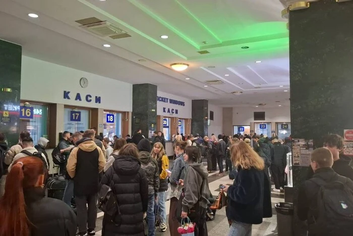 Queues at train stations due to failure