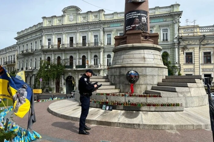 В Одесі невідомі намалювали прапор РФ на постаменті, де стояла Катерина ІІ