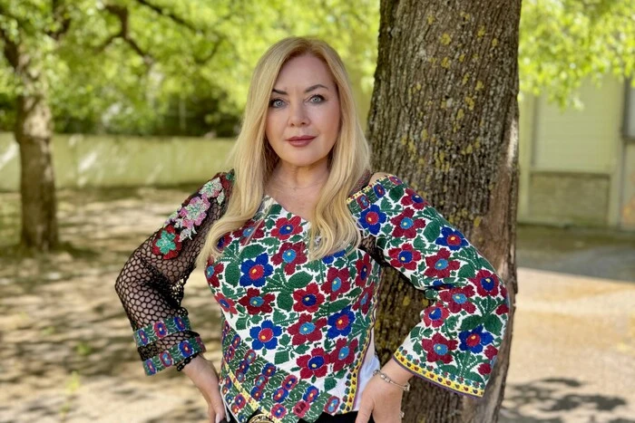 67-річна Оксана Білозір  вразила світлиною у вишиванці
