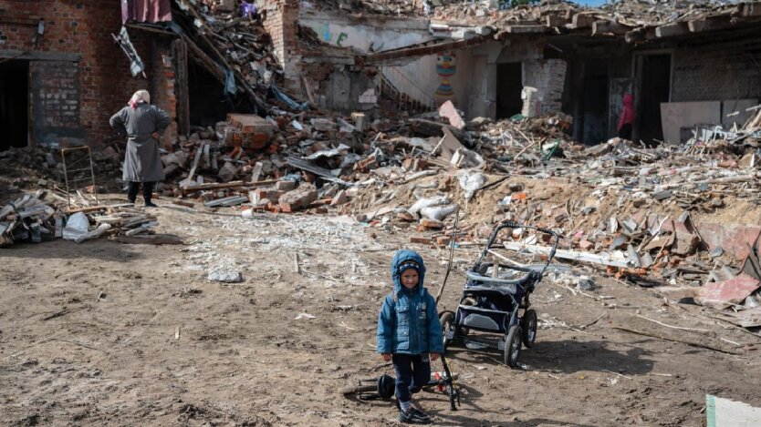 Refugee children from the destroyed city