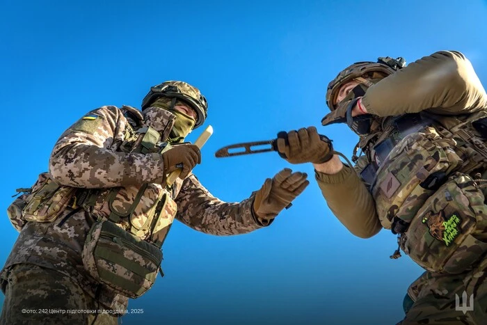 Soldiers training to use knives: necessity and motivation