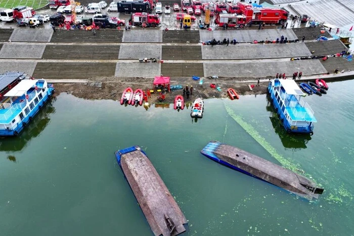 In China kenterte ein Sturm Boote mit Dutzenden Touristen: Es gibt Tote
