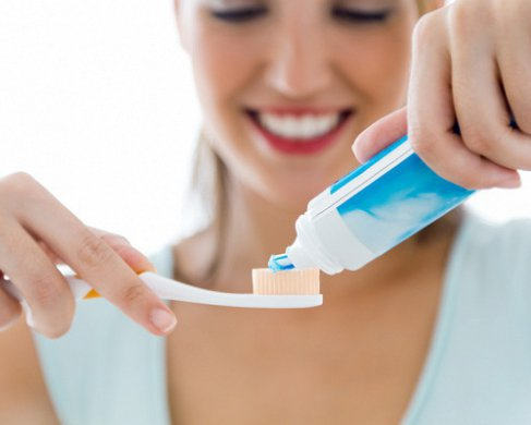 Tips for brushing teeth without a wet brush