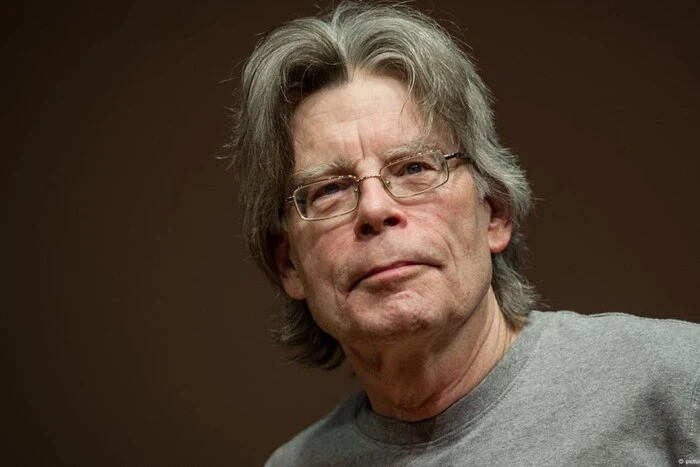 Stephen King dropping into a popular social network