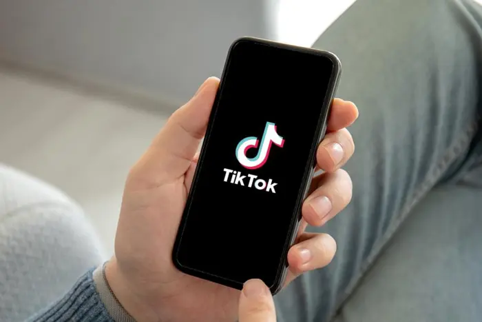 Логотипи Microsoft та TikTok на фоні доларових купюр