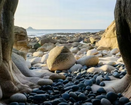 Strand, bedeckt mit 'Dinosauriereiern': Wie einer der 50 besten Küsten Europas aussieht