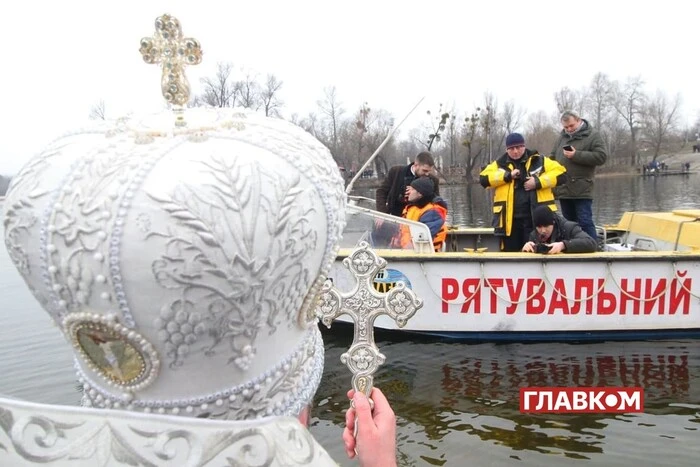 Отображение в воде крещеных людей