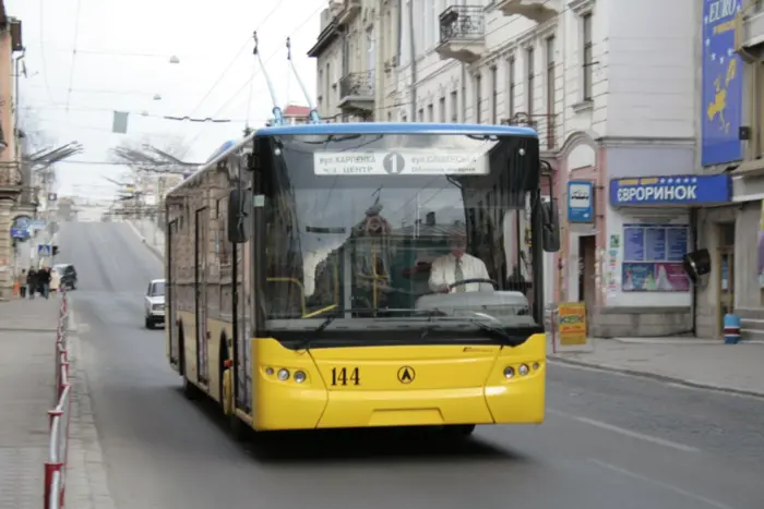 In Ternopil hat der öffentliche Nahverkehr nach dem Angriff der Russischen Föderation teilweise seinen Betrieb wieder aufgenommen