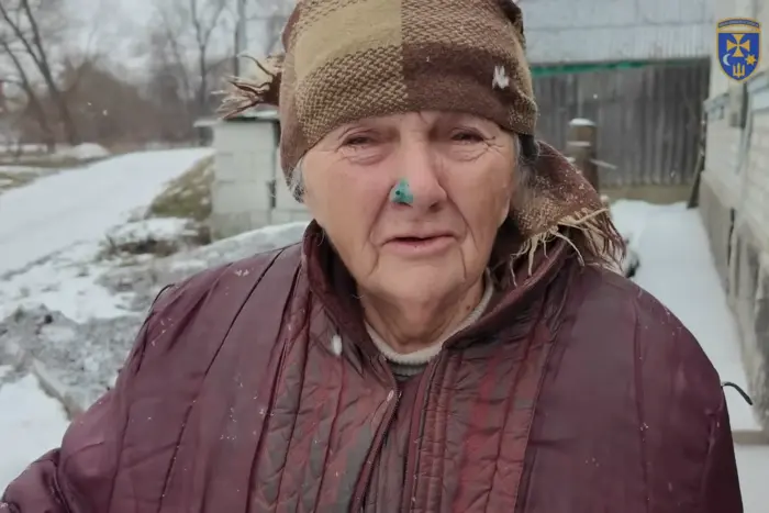 A resident of Kherson bows to Ukrainian soldiers