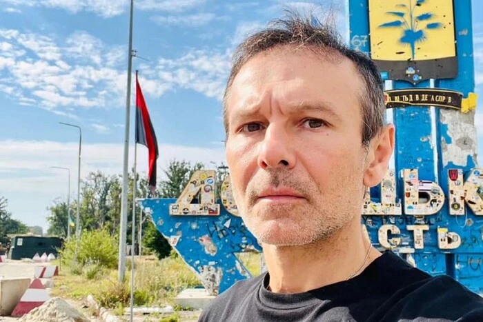 Vakarchuk teilt seltene Fotos mit seiner Mutter und Erinnerungen an sein Heimatstadt Mukachevo