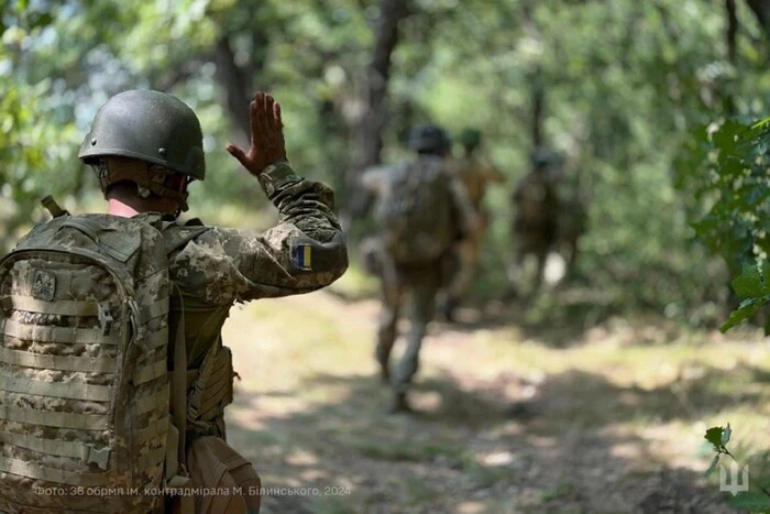 Soldier demonstrates the progress of the Kursk operation