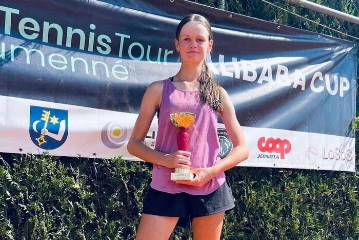 Junge ukrainische Tennisspielerin aus Lwiw spielt Turniere mit Russin