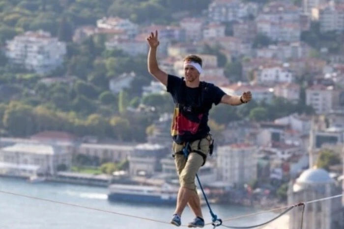 Akrobat überquerte den Bosporus auf einem Seil von Asien nach Europa (Video)