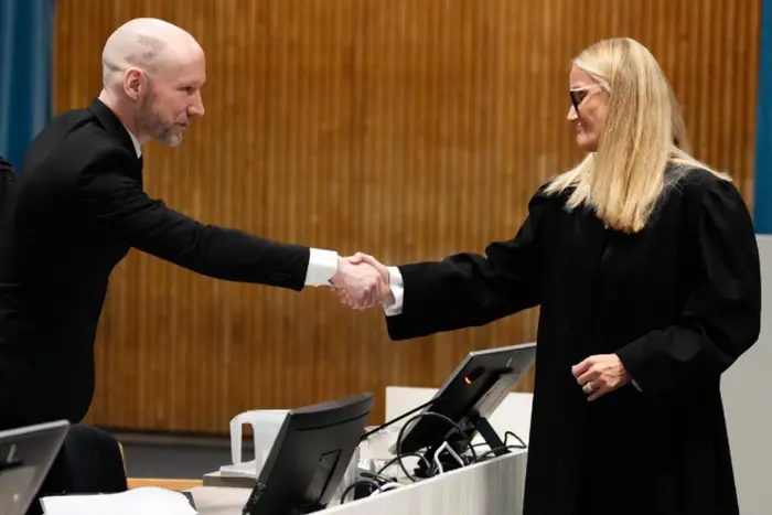 Der norwegische Serienmörder Breivik hat das Putin-Symbol an seinen Schläfen rasiert