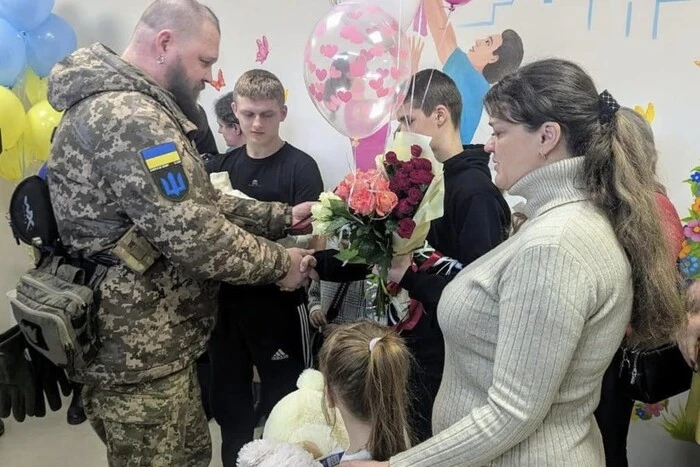 Die Frau des gefallenen Soldaten wurde aus dem Mütterzentrum in Lutsk entlassen, sie brachte ihr viertes Kind zur Welt